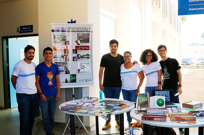 Foto de estudantes em exposição do Seminário do PIbid e da Residência Pedagógica