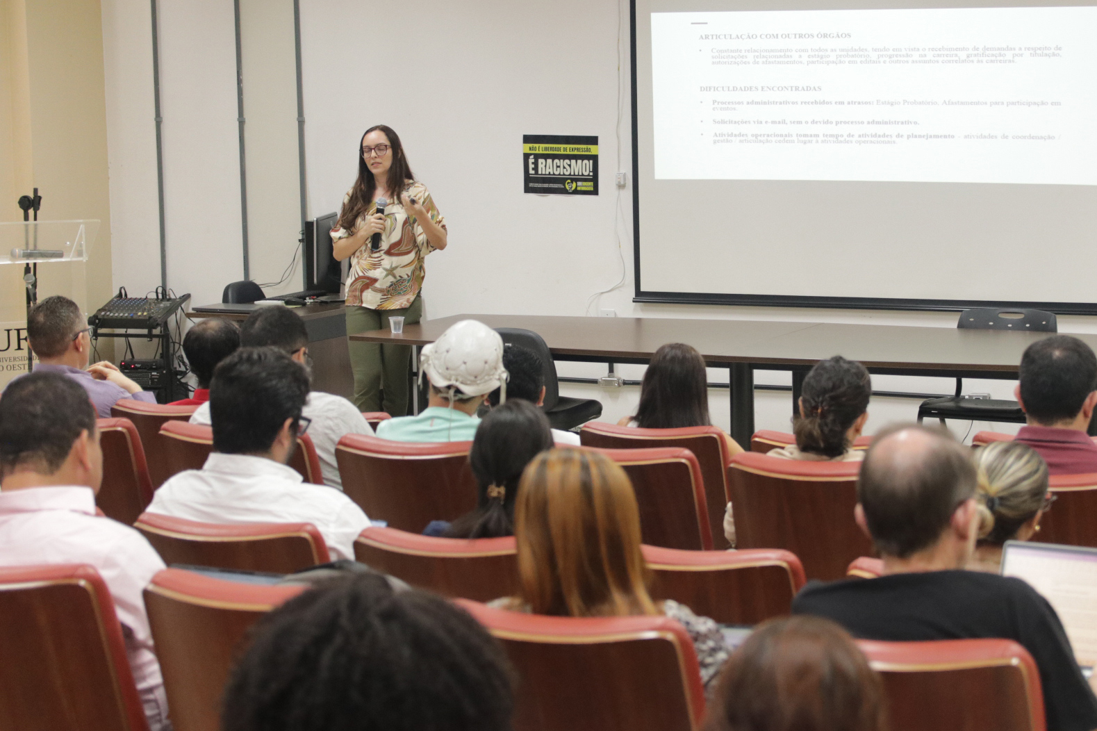 Foto de servidora durante apresentação no I Encontro de Autoavaliação da Gestão, em novembro de 2024