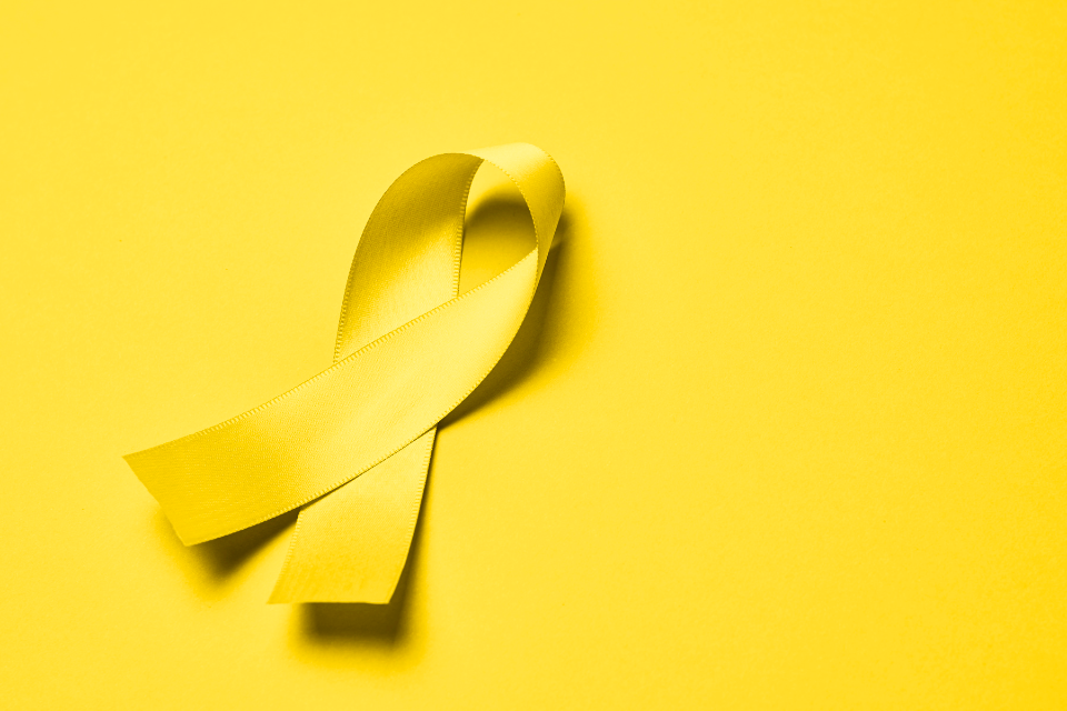 Imagem em fundo amarelo com ícone de laço da campanha Setembro Amarelo 