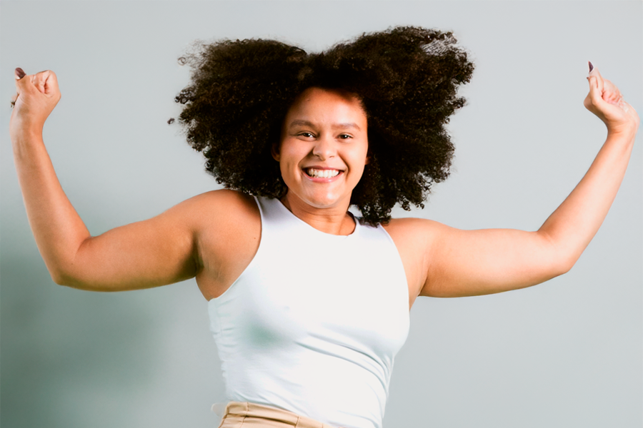 Imagem de estudante pulando de alegria