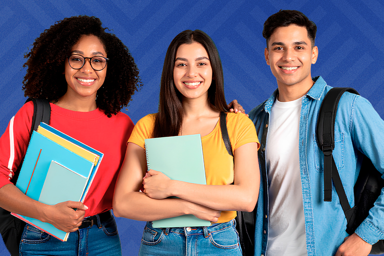 Imagens de três estudantes posando para foto 