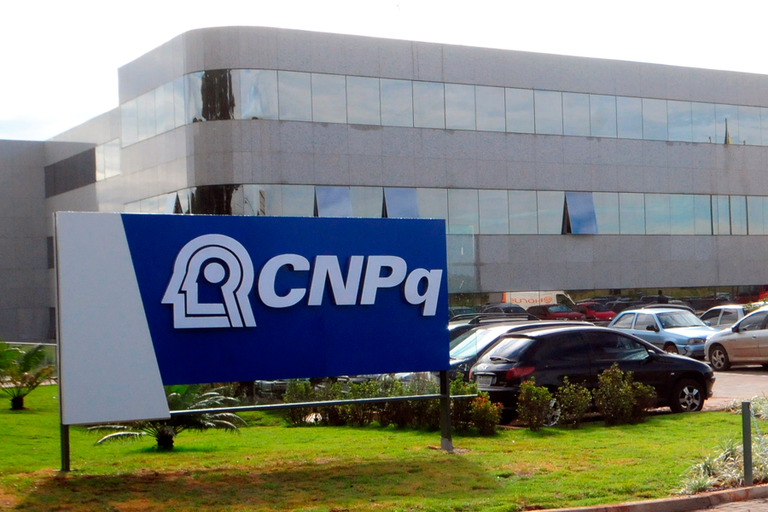 Imagem de fachada de prédio com placa do CNPq