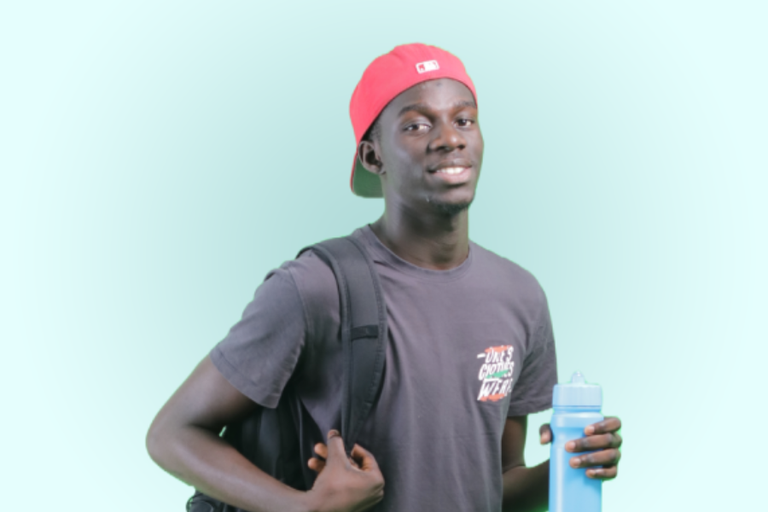 Imagem de estudante PEC-G com mochila segurando uma garrafa d'agua