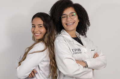 Fotos de duas estudantes de pós-Graduação da UFOB