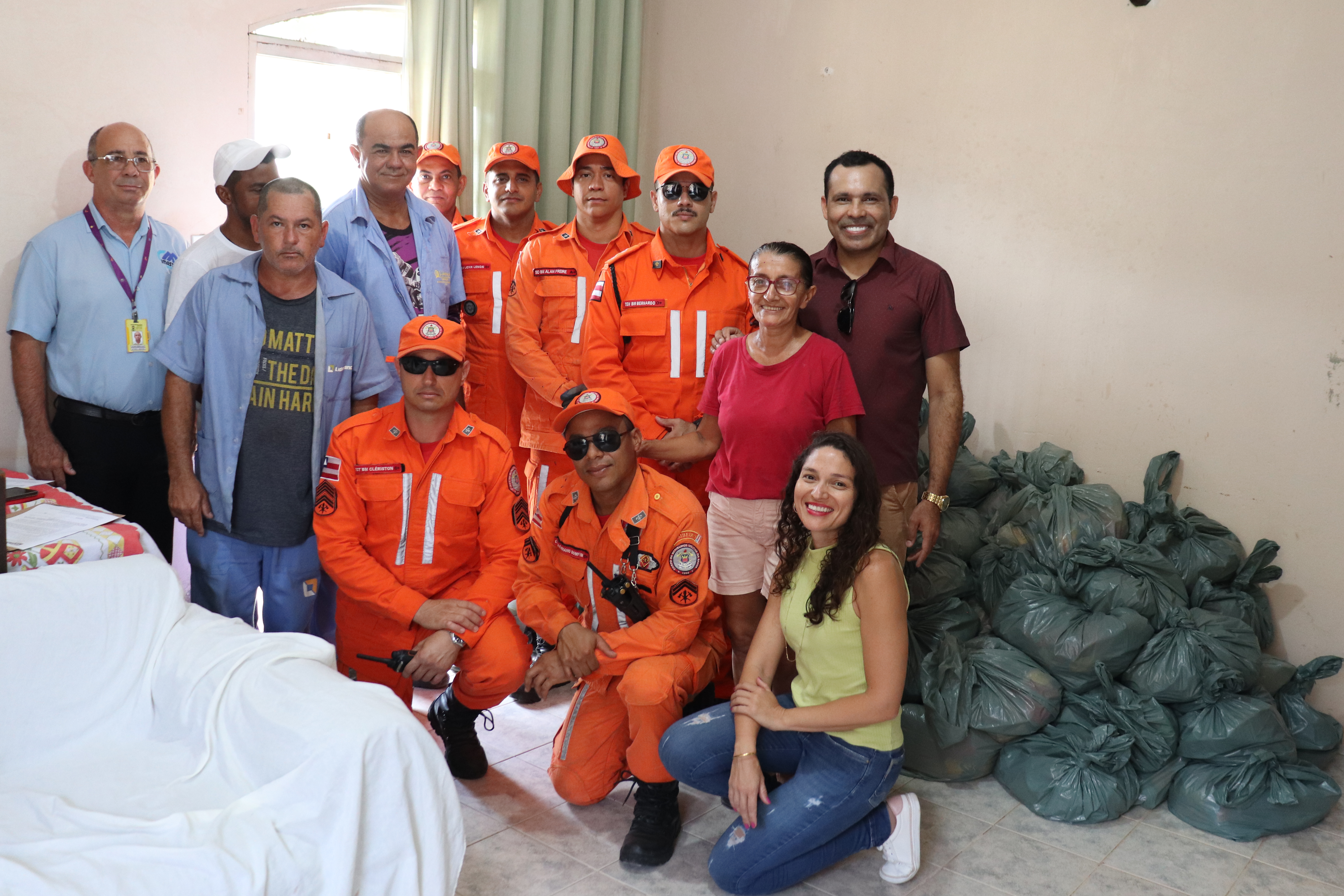 Foto de comitiva formada por representantes da UFOB e do 17º Batalhão de Corpo de Bombeiros Militar (BBM) durante a entrega de alimentos arrecadados na 3ª corrida da UFOB