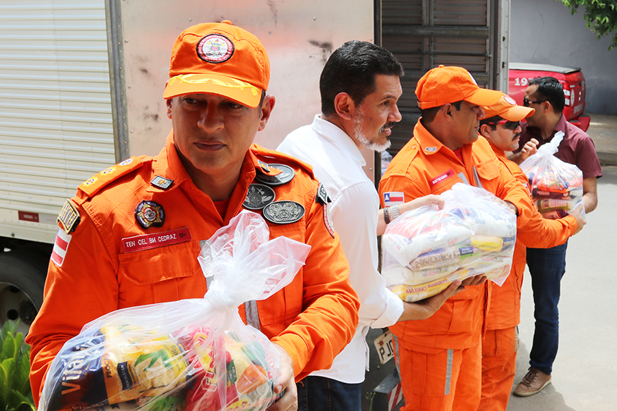 Imagem da comitiva formada por servidores da UFOB e do Corpo de Bombeiros realizando a entrega de cestas básicas a entidade cadastrada no Bahia Sem Fome