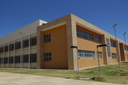 Imagem da lateral do Pavilhão de Aulas 2 do Campus Reitor Edgard Santos, em Barreiras