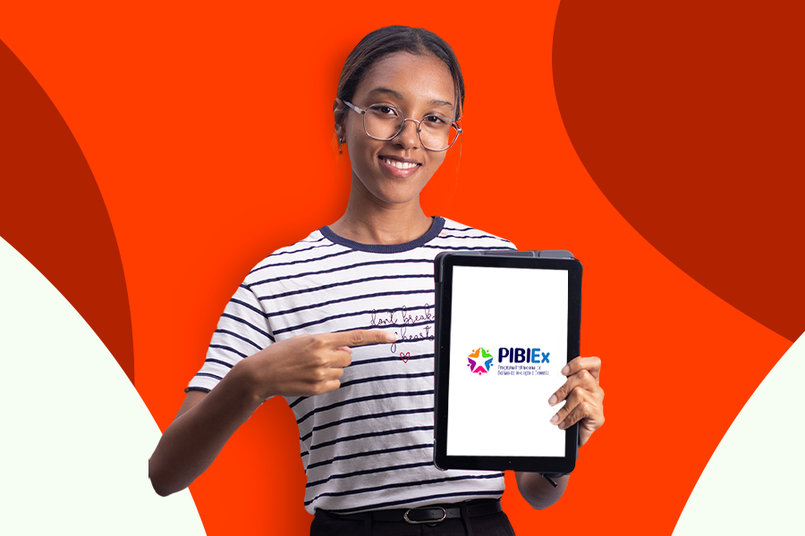 Arte em fundo vermelho com foto de estudante