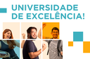Arte em fundo branco com quadrados nas cores amarelo e ver, fotos de estudantes e texto "Universidade de Excelência!"