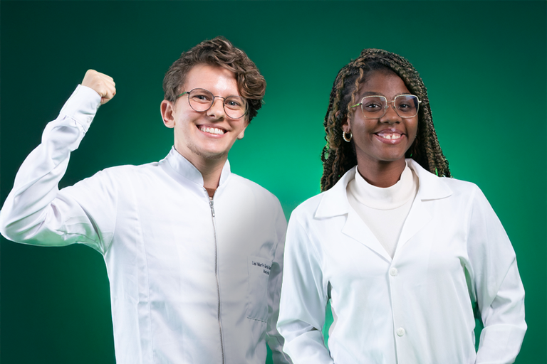 Estudantes de Medicina da UFOB posam para foto