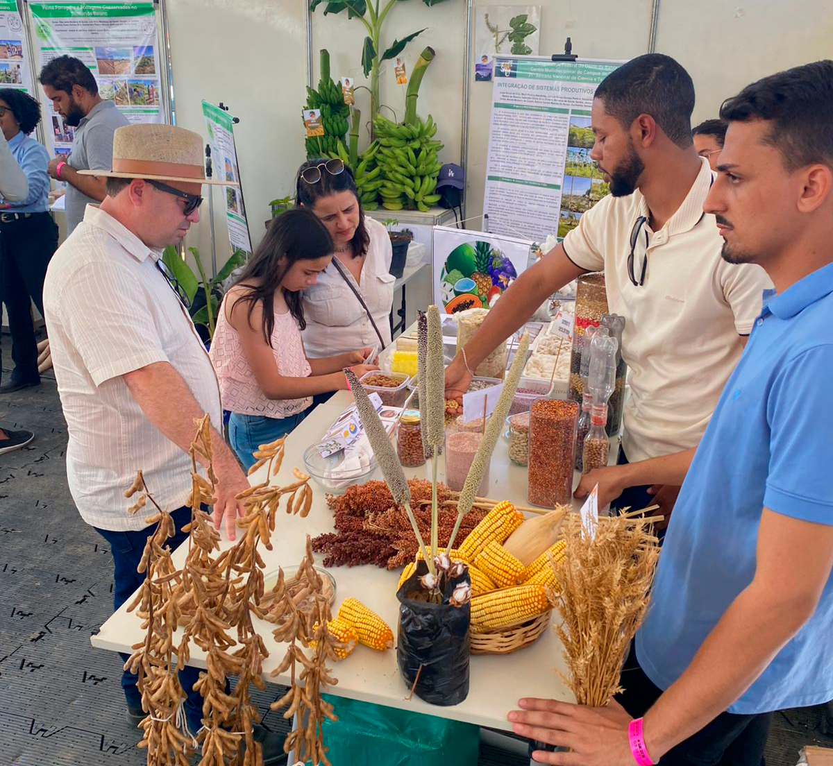 Visitantes no estande da UFOB na Barra Agro Show 2025