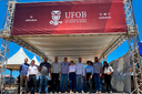 Imagem de professores e estudantes da UFOB na frente do estande da instituição na Barra Agro Show 2025