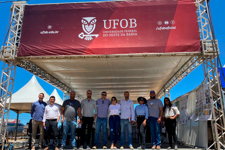 Imagem de professores e estudantes da UFOB na frente do estande da instituição na Barra Agro Show 2025