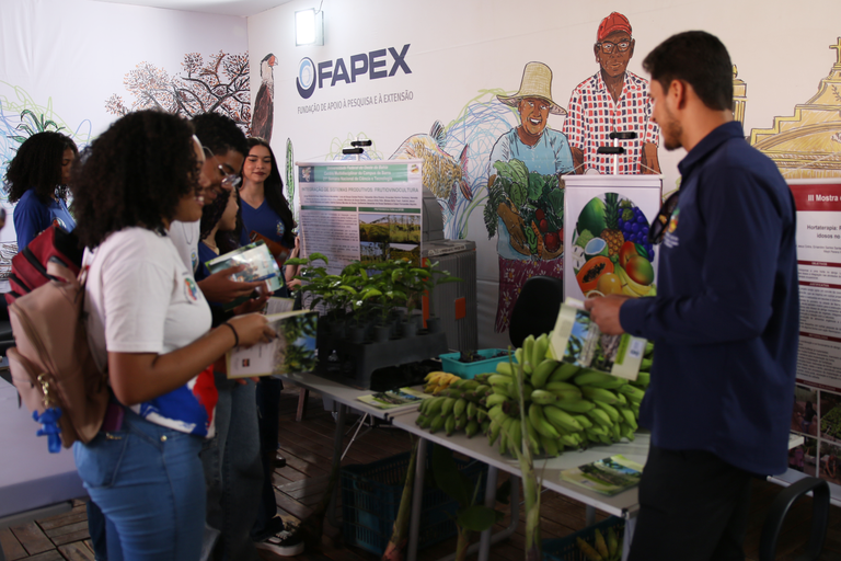 Imagem de pessoas durante visita ao estande da UFOB na Barra Agro Show 2026