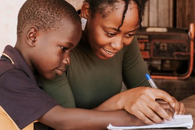 Imagem de professora e estudante negros em ambiente escolar