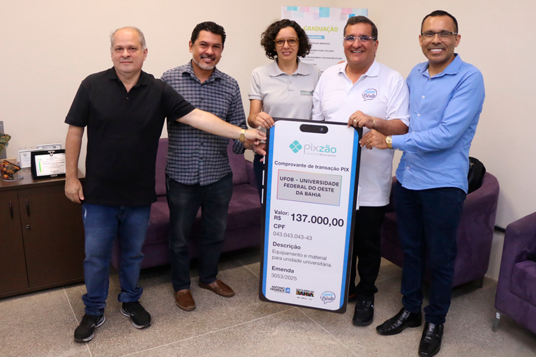 Reitor da UFOB e deputado Antonio Henrique Júnior durante entrega simbólica de emenda parlamentar para investimentos em laboratório d