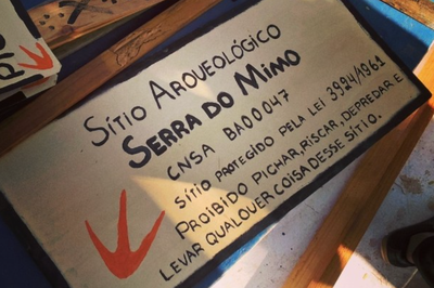Imagem de placa produzida por estudantes da UFOB e afixada no Sítio Arqueológico Serra do Mimo, em Barreiras