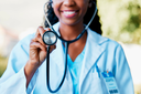 Imagem de médica negra com estetoscópio
