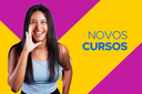 Arte em fundo rosa e amarelo com foto de estudante com mão na boca falando algo