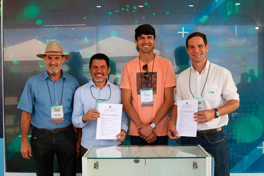 Foto de reitor da UFOB, Jacques Antonio de Miranda, durante assinatura do Acordo de Parceria para Pesquisa, Desenvolvimento e Inovação – APPD&I – com a Embrapa, na Bahia Farm Show 2024 