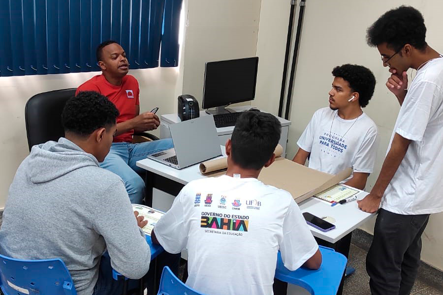 Imagem de estudantes em sala de aula do Programa Universidade Para Todos da UFOB