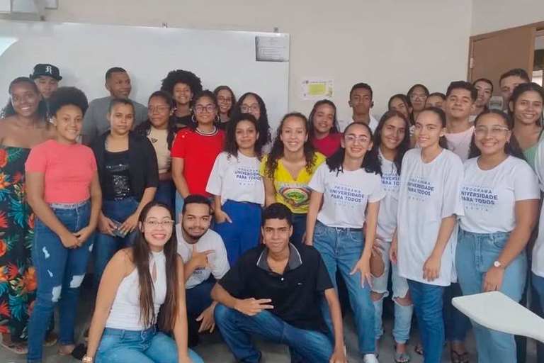 Imagem de estudantes em sala durante aula do programa Universidade Para Todos/UFOB