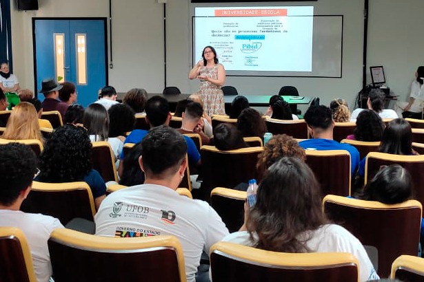 Foto de palestra do IV Seminário Institucional do Pibid, no Campus Reitor Edgard Santos, em Barreiras