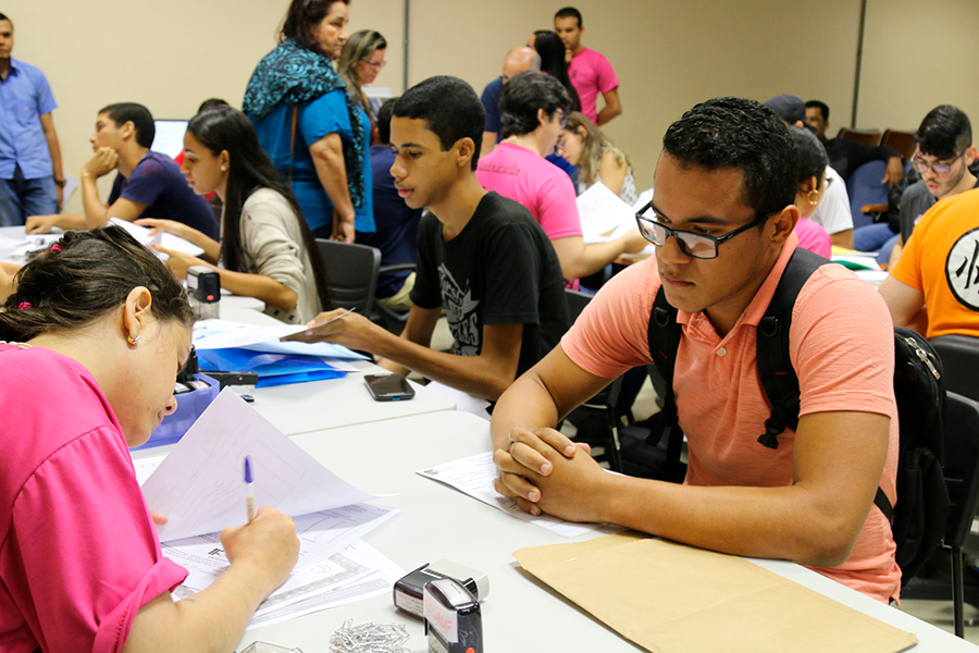 Imagem de estudante durante matrícula em curso de graduação da UFOB