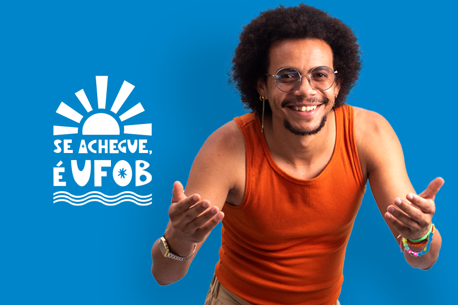 Arte em fundo azul com marca "Se achegue, é UFOB!" e imagem de pessoa estudante