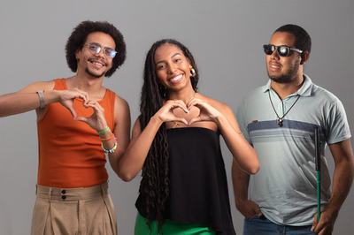 Imagem de três estudantes da UFOB sorrindo